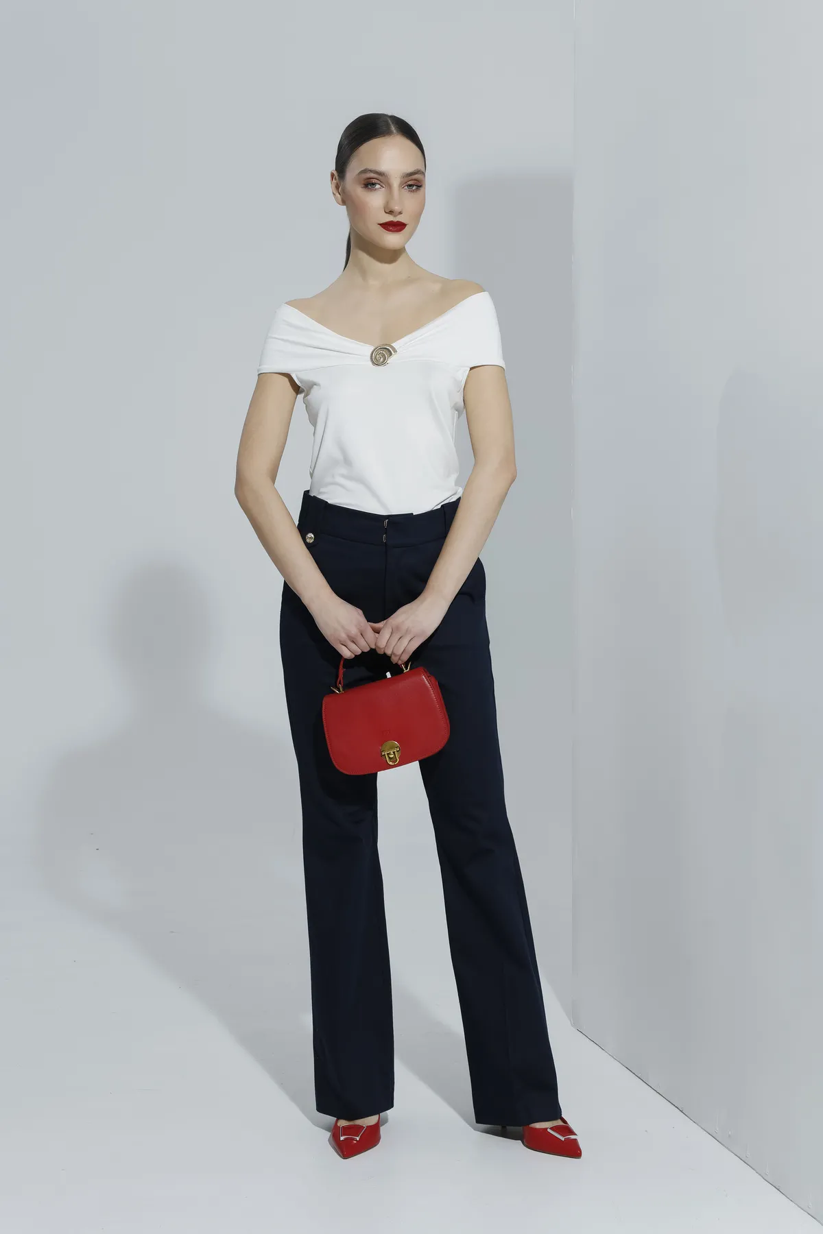Elegantna majica sa drapiranim izrezom